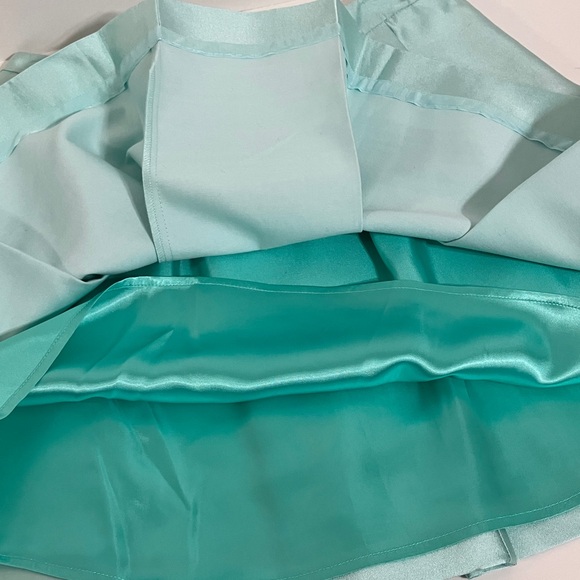 New vineyard vines pleated silk cotton skirt. Size 4. Color is Crystal Blue. - Picture 7 of 8
